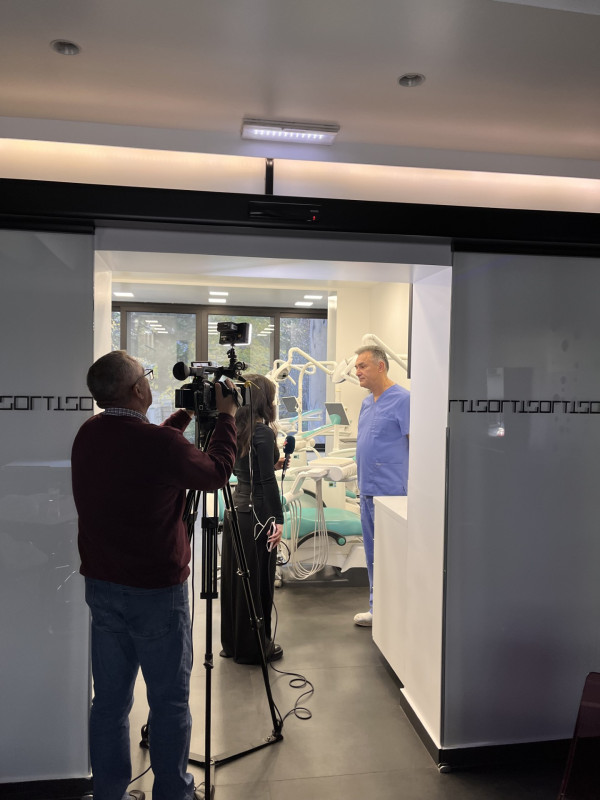 RTV ekipa u ordinaciji, dr Vidović daje intervju